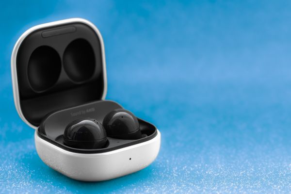 wireless earbuds with noise cancellation
